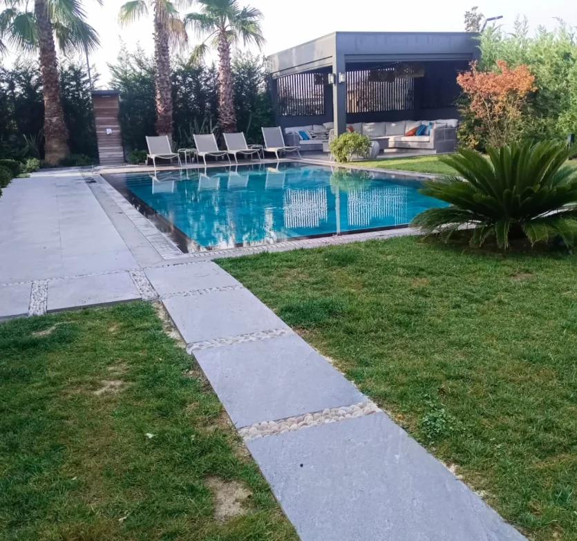 Peyzaj ile uyumlu modern havuz uygulaması