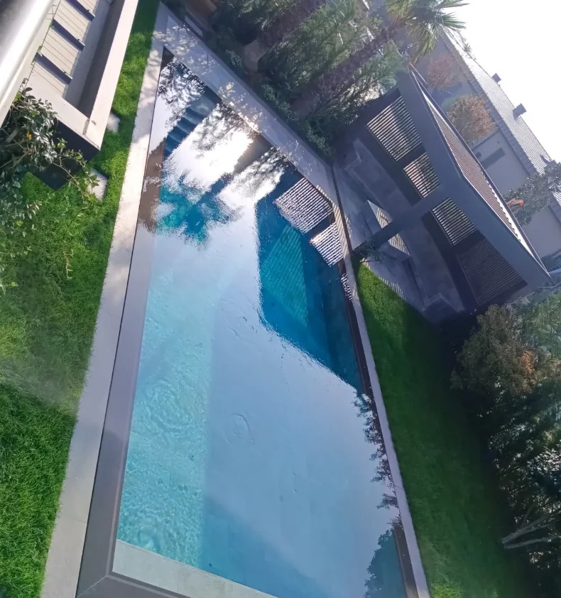 Modern çizgili bahçe havuzu ve yaşam alanı