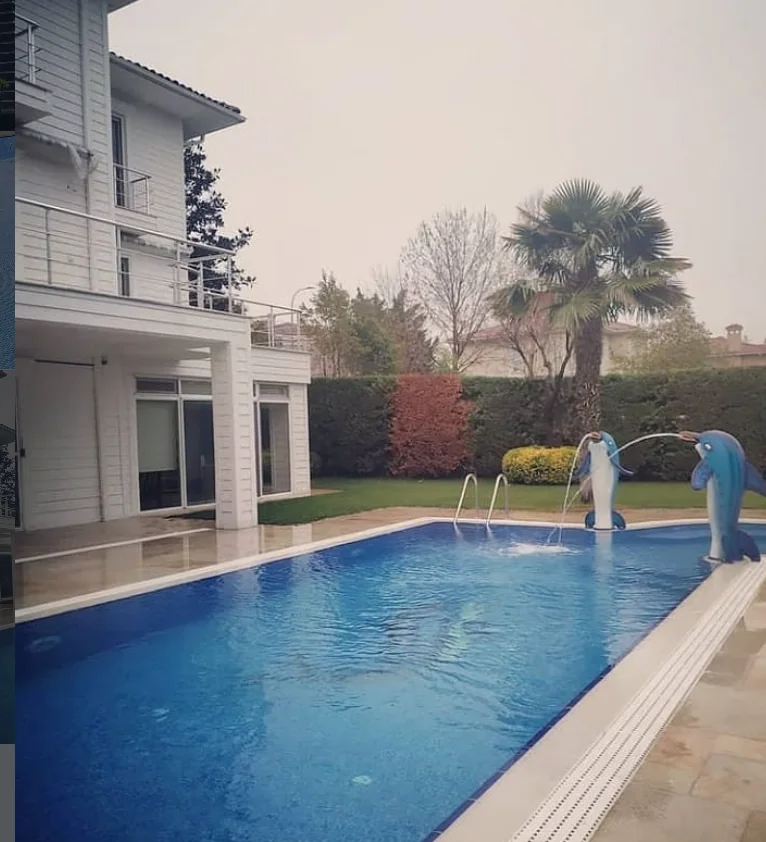 Villa bahçesinde tamamlanmış yüzme havuzu